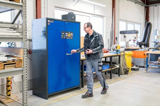 fot prx 41269 werktstatt person 02 sall apr v1