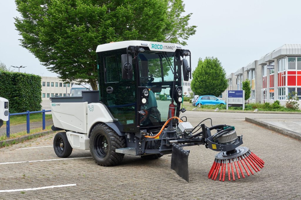 reco etrac elektrische werktuigdrager met onkruidborstel bonenkamp